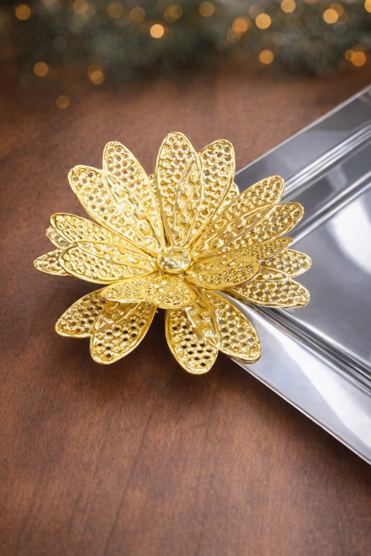 4'lü Gold Papatya Detaylı Gümüş Paslanmaz Çelik Sunum Tepsisi Çiçek Aksesuarlı 21 Cm - JASPER Görsel 3