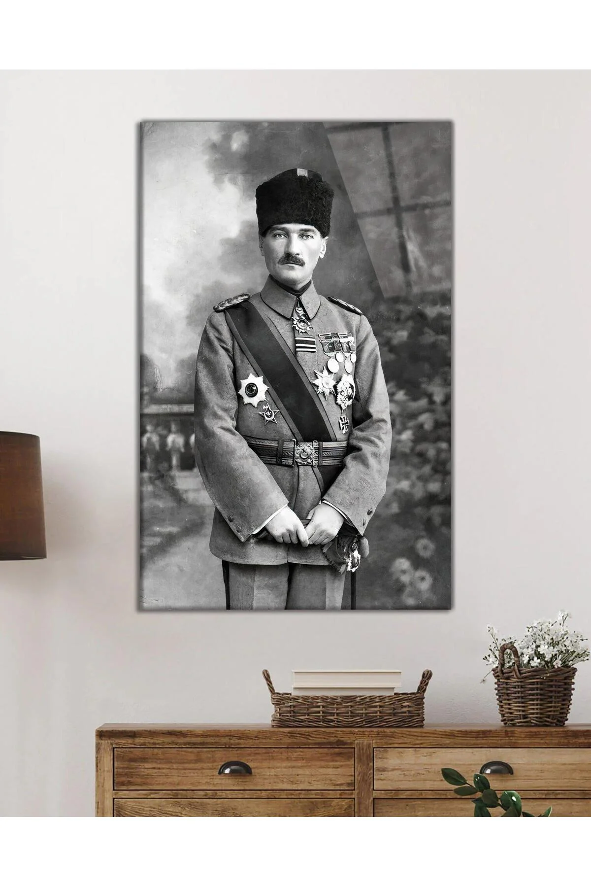 Üniformalı Atatürk Siyah Beyaz Cam Tablo Hediyelik Büyük Tablo Ev Ofis Dekoru - BYCAGRİ Görsel 2