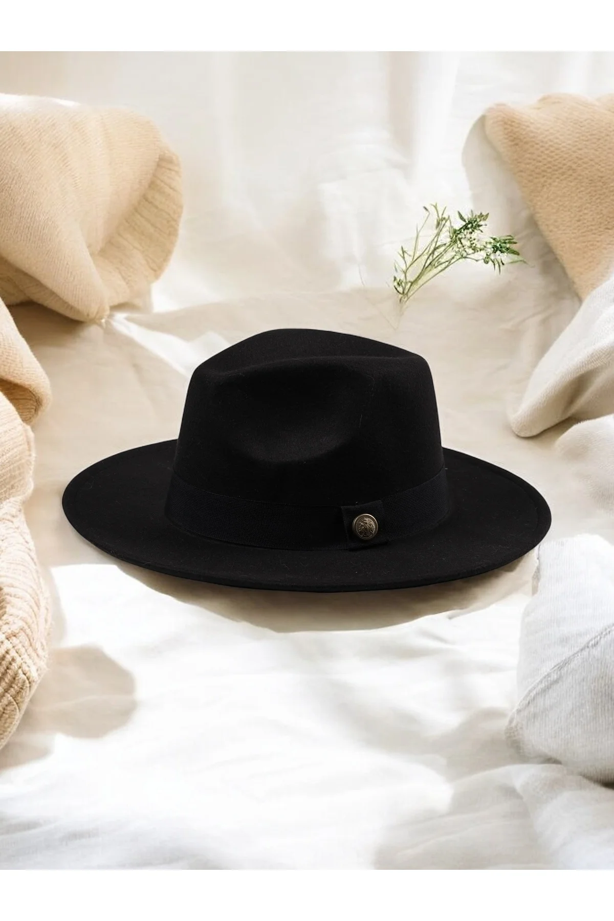 Kadın Siyah Geniş Kenarlı Şapka - Altın Renk Düğmeli, Siyah Bantlı, Şık Ve Modern Tasarım Spk1145 - Luminos Butik Görsel 3