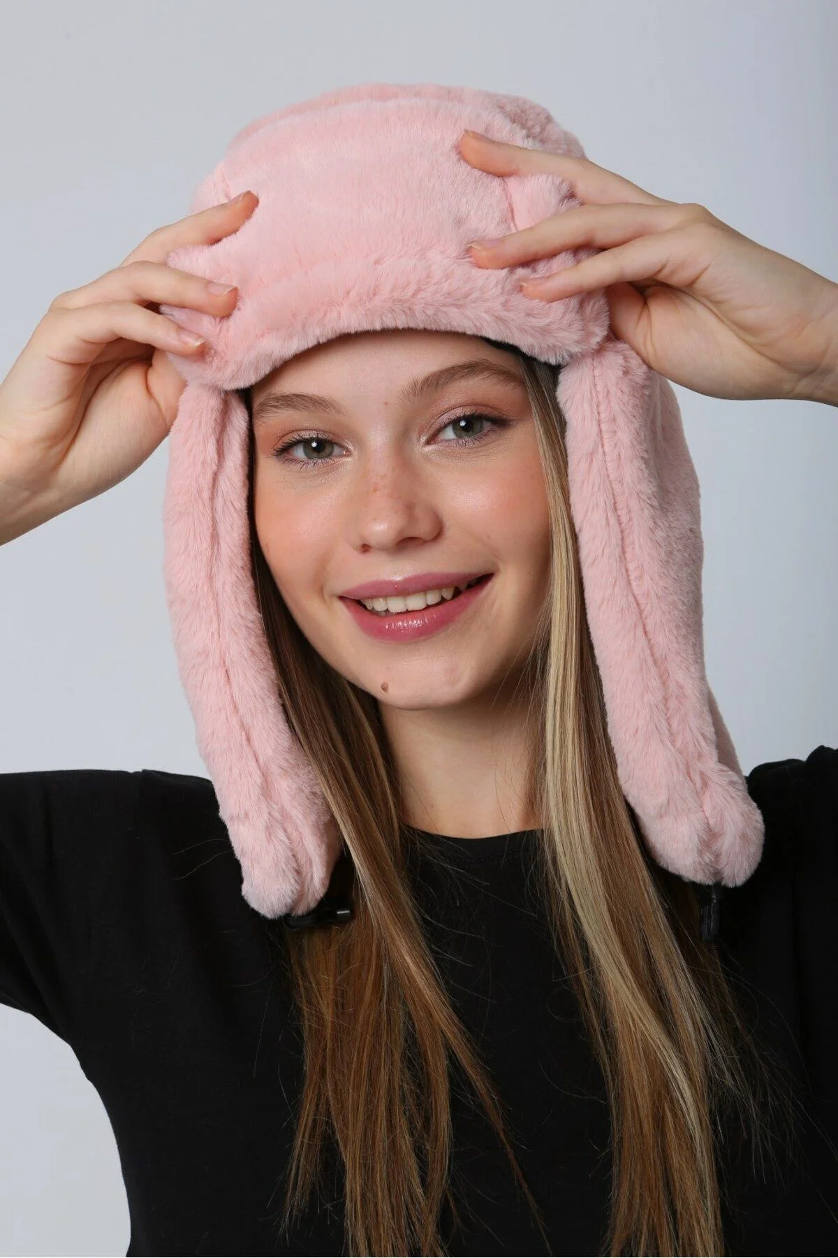 Pembe Peluş Kulaklık Bere - Yumuşak Tüylü Doku Ile Soğuk Hava Için Rahat Şapka Bere1127 - Luminos Butik Görsel 3