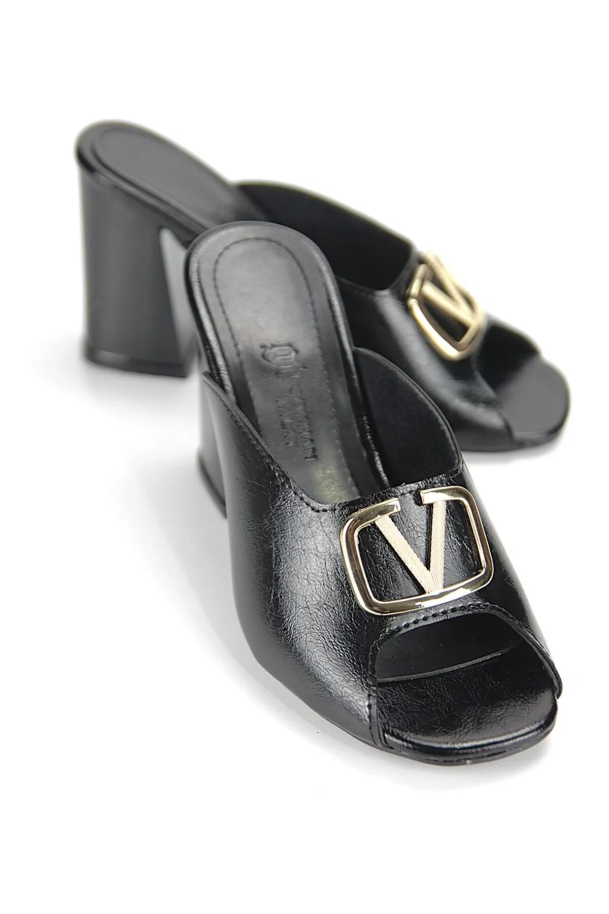 Soraya Esnek Yumuşak Kaymaz Taban (8 cm) Siyah Rugan V Toka Kadın Kalın Topuklu Terlik - Gökhan Talay Görsel 2