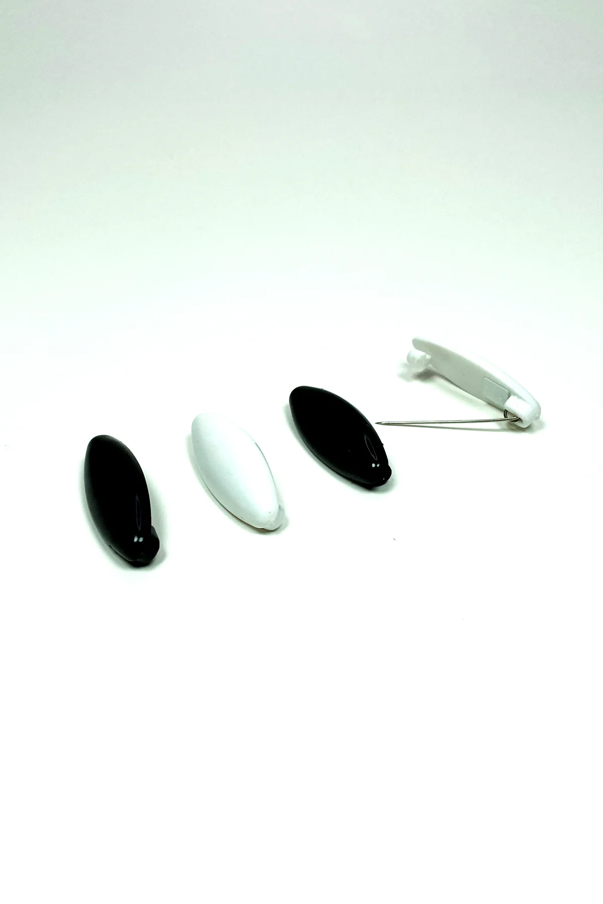 4 Adet Plastik Çengelli Eşarp Ve Şal İğnesi Siyah Beyaz 4 cm - Just Cheap Store Görsel 3