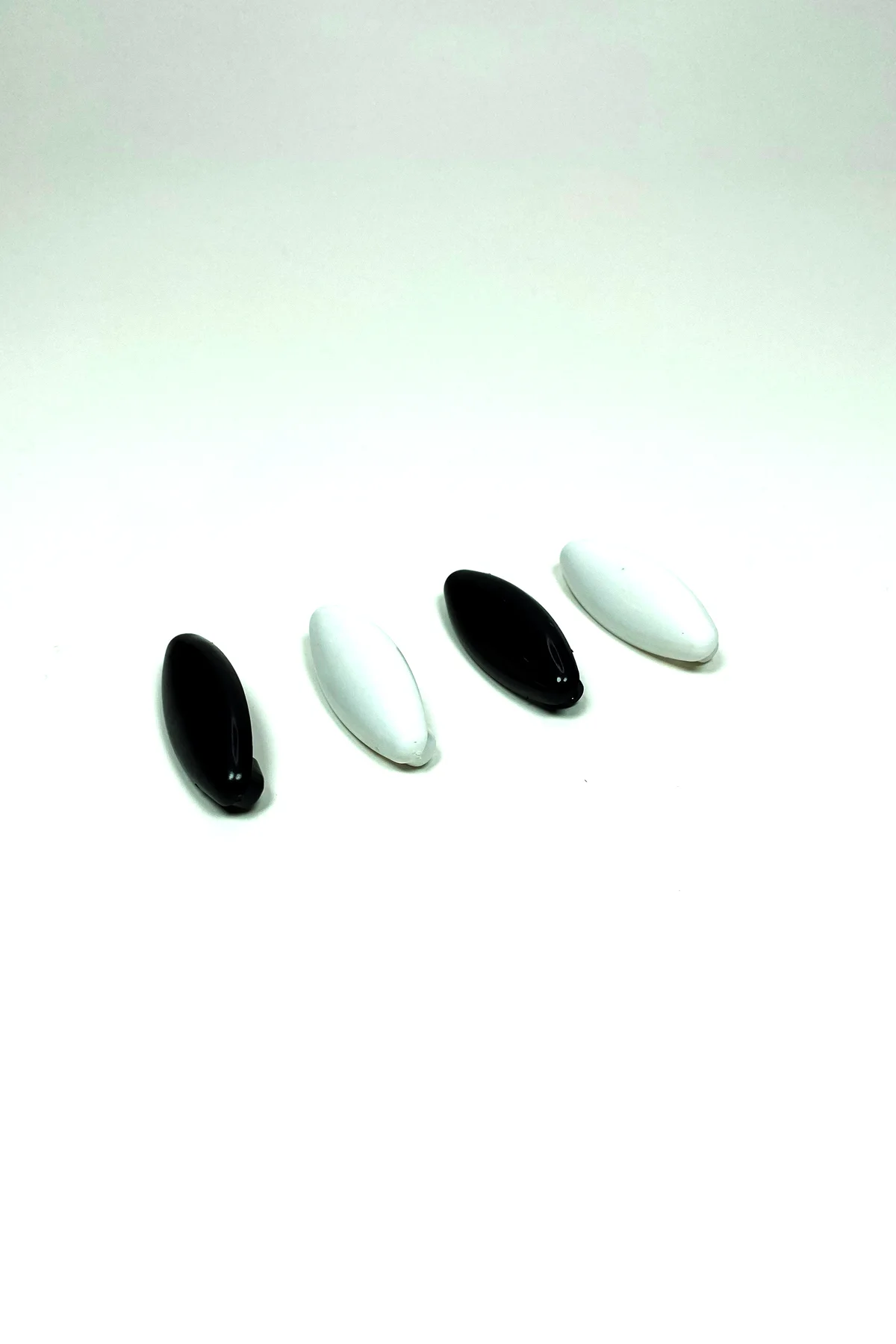 4 Adet Plastik Çengelli Eşarp Ve Şal İğnesi Siyah Beyaz 4 cm - Just Cheap Store Görsel 4