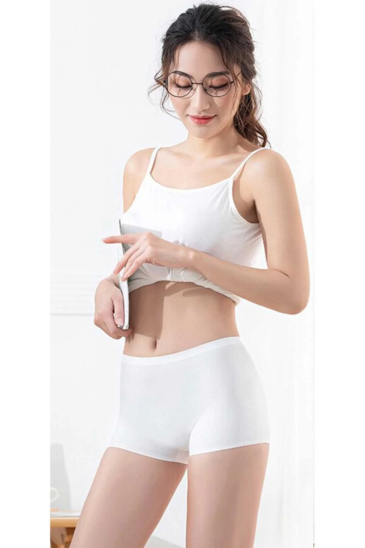 Kadın Dikişsiz Görünmez İz Yapmaz Mini Şort Boxer Beyaz - Just Cheap Store Görsel 2