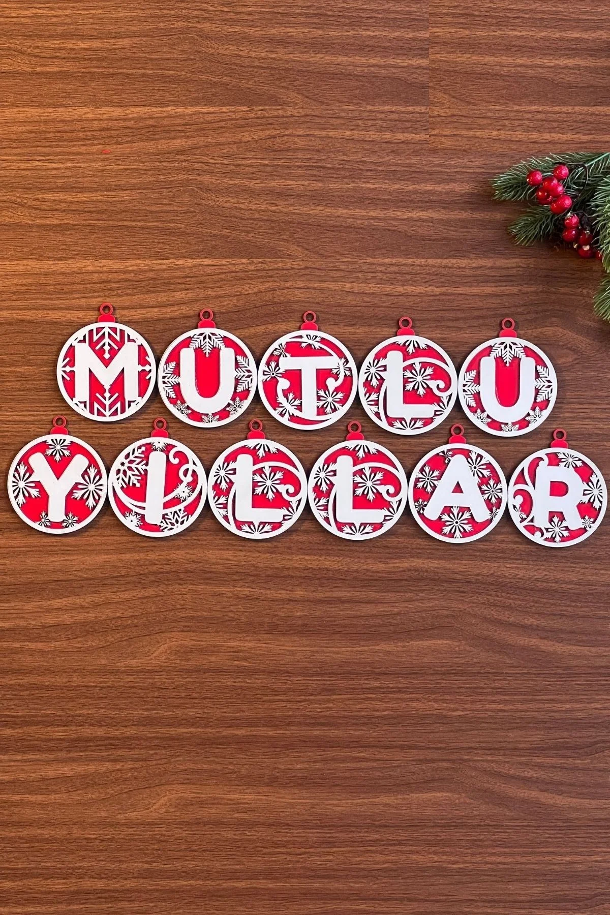 11 Harfli Kırmızı Beyaz İpli MUTLU YILLAR Yazılı Ahşap Yılbaşı Ağaç Süsü - Just Cheap Store Görsel 4