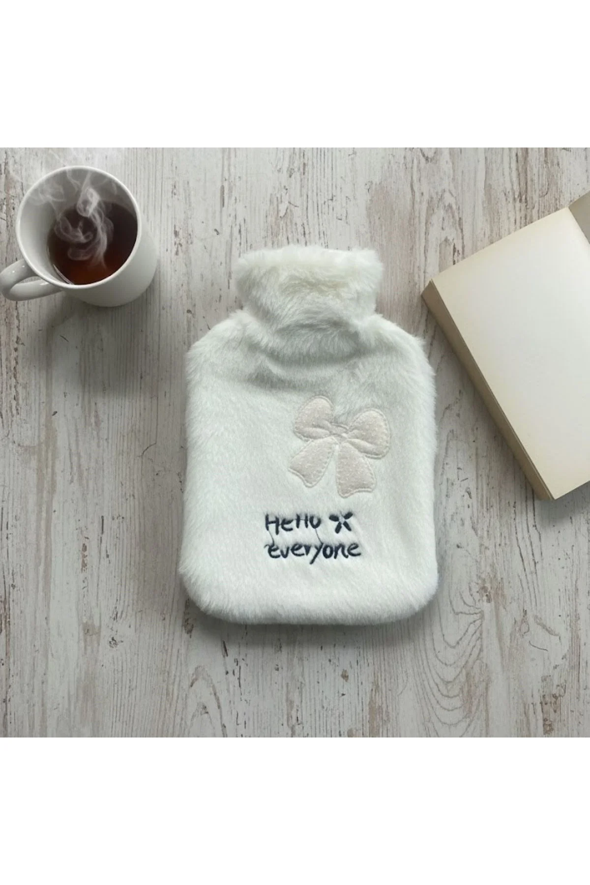 Hello Everyone Yazılı Kurdeleli Beyaz Peluş Sıcak Su Torbası 1 Lt – Yumuşak Kılıf, Uzun Süre Sıcak T