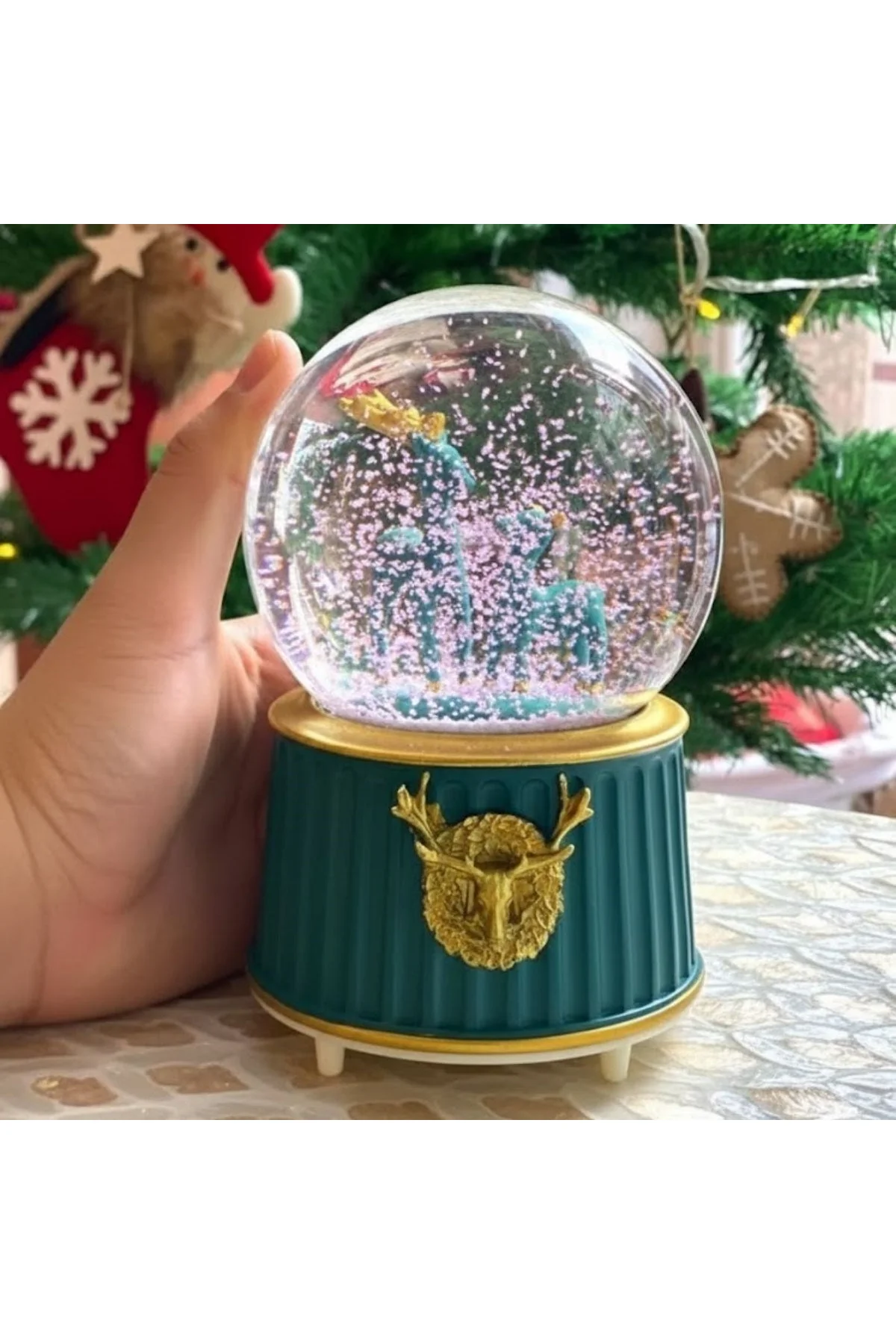 Pilli Işıklı Müzikli Kar Küresi–İki Geyikli Yeşil Figürlü Eğlenceli Masaüstü Biblo, LED Aydınlatmalı - Just Cheap Store Görsel 4