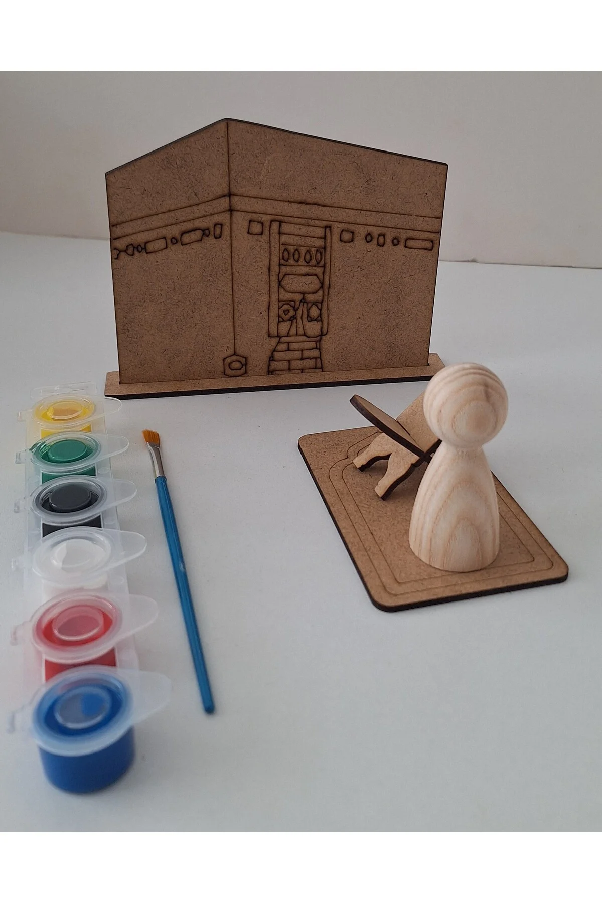 Peg Bebek Namaz Kılıyorum 1 Ahşap Kabe 1 Seccade 1 Rahle 1 Peg Bebek 1 Fırça 1 Boya Aktivite Seti