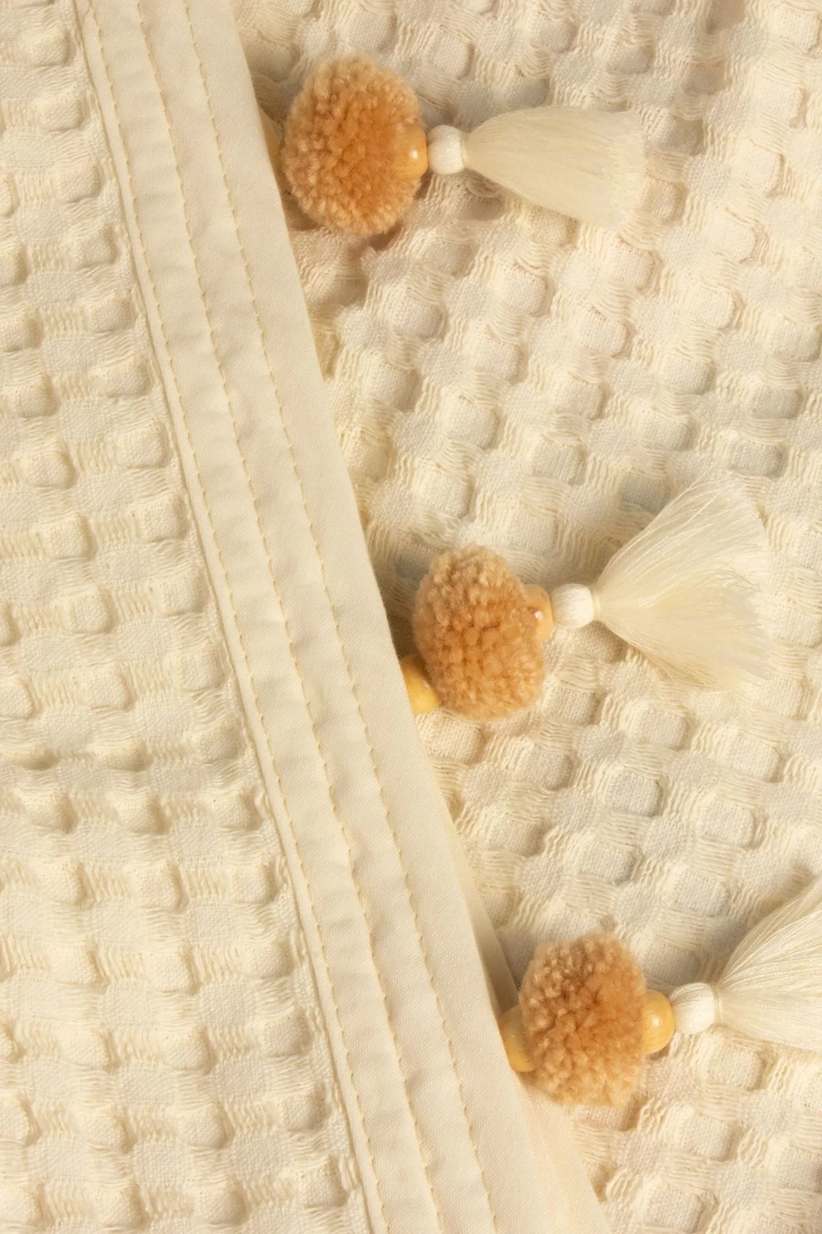 %100 Pamuklu Çift Kişilik Yatak Örtüsü Pike, Waffle Desen, Ponponlu Krem Pike - Vionel Home Görsel 4