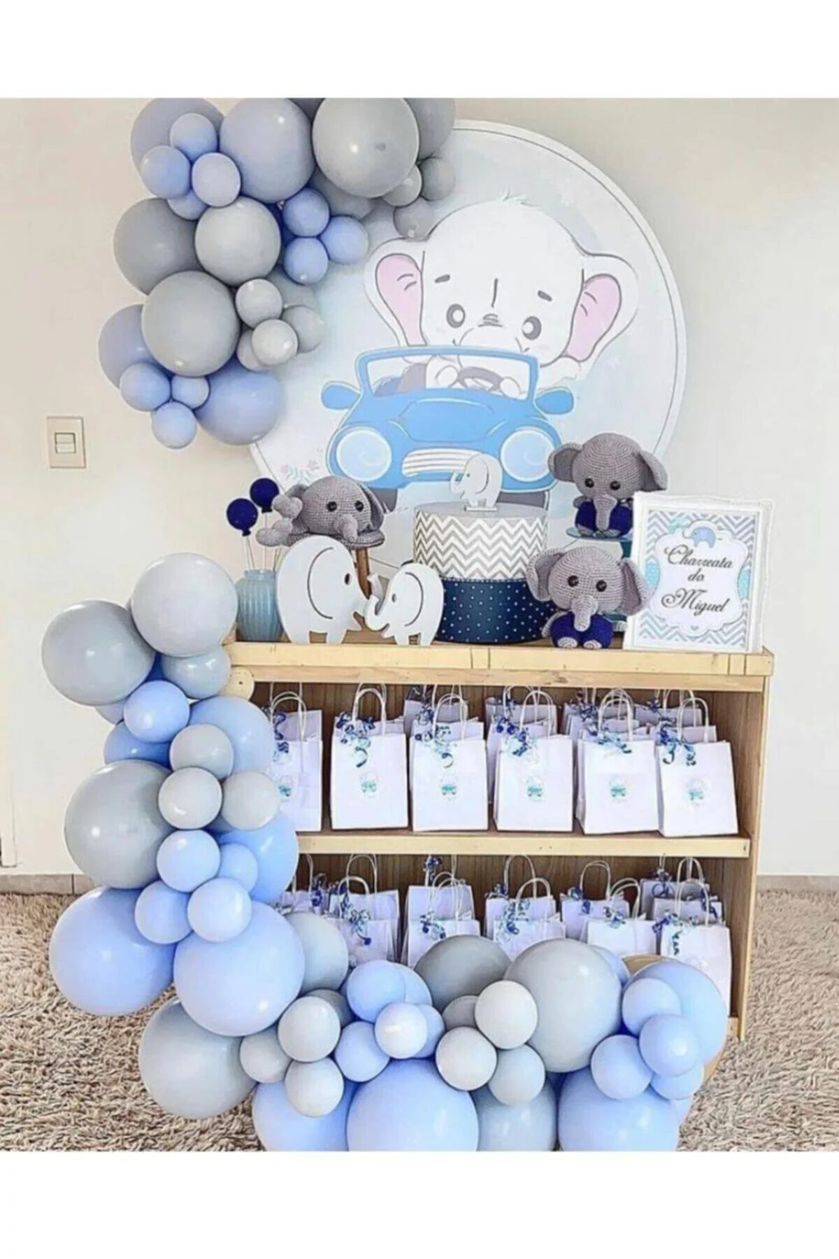 Pastel Gri Koyu Lila Renklerde Balon Zinciri