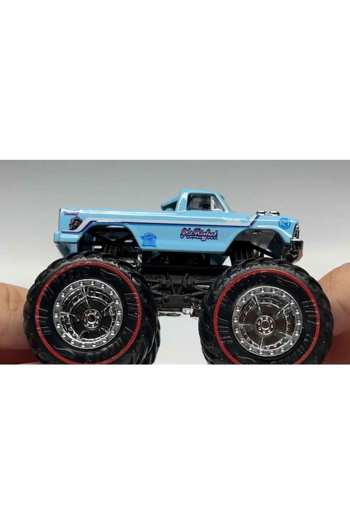 2023 Hot Wheels - Monster Trucks Arabalar- Ms. Bigfoot - HLT16 - TH - Treasure Hunt - HOT WHEELS Görsel 6