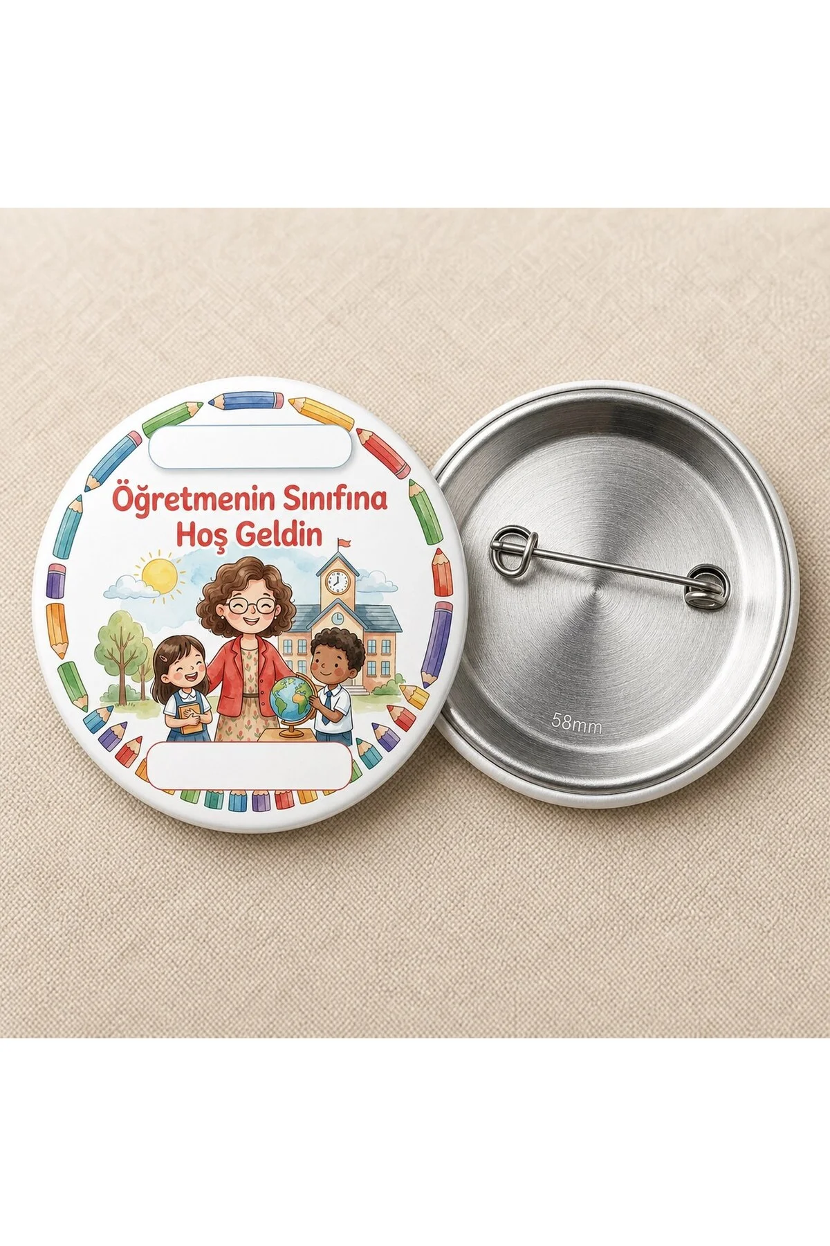 Öğretmeninin Sınıfına Hoş Geldin - Renkli Kalemler - Okul ve Öğrenci Temalı 58mm İğneli Metal Buton