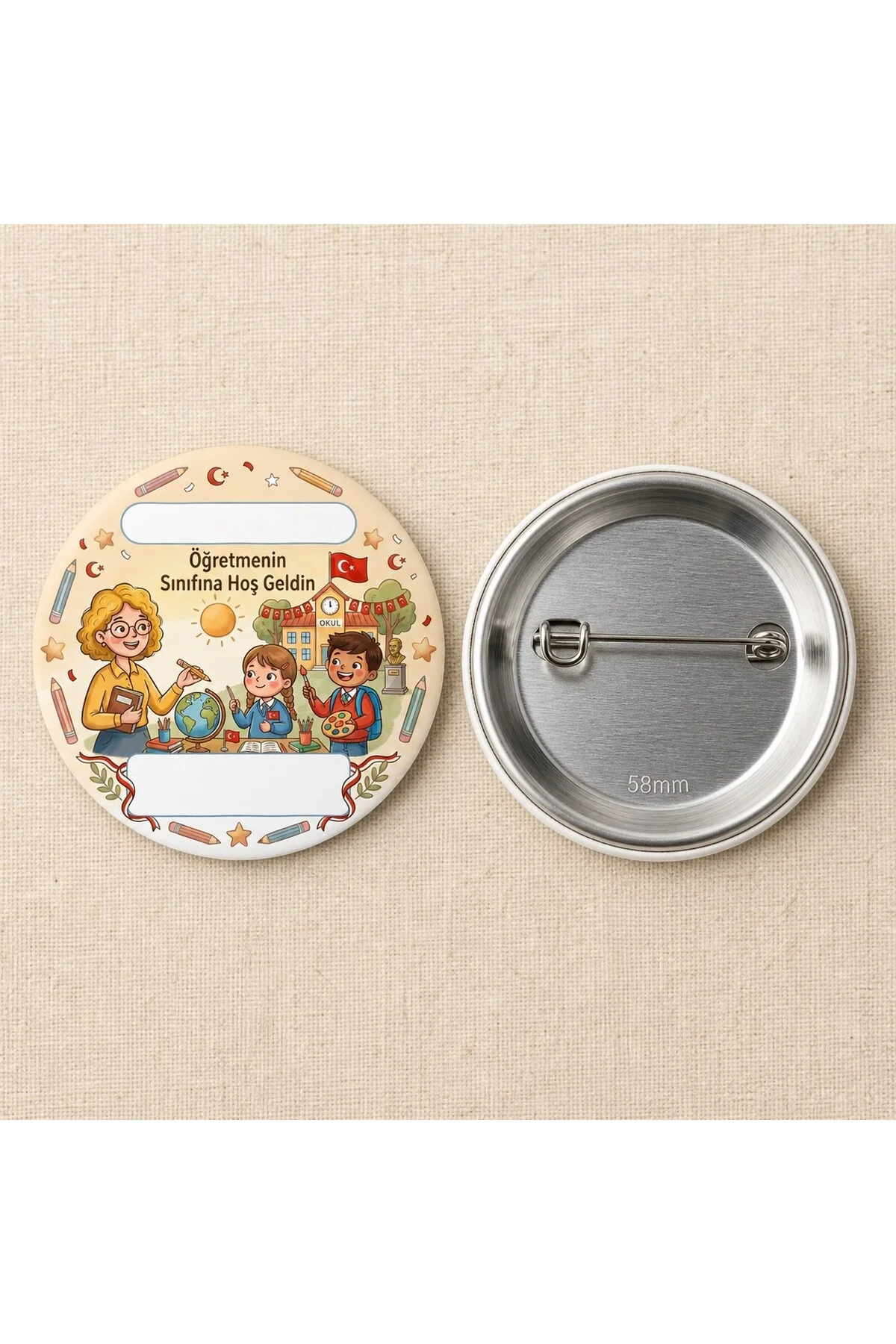 Öğretmeninin Sınıfına Hoş Geldin - Konfetili - Okul ve Öğrenci Temalı 58mm İğneli Metal Buton Rozet