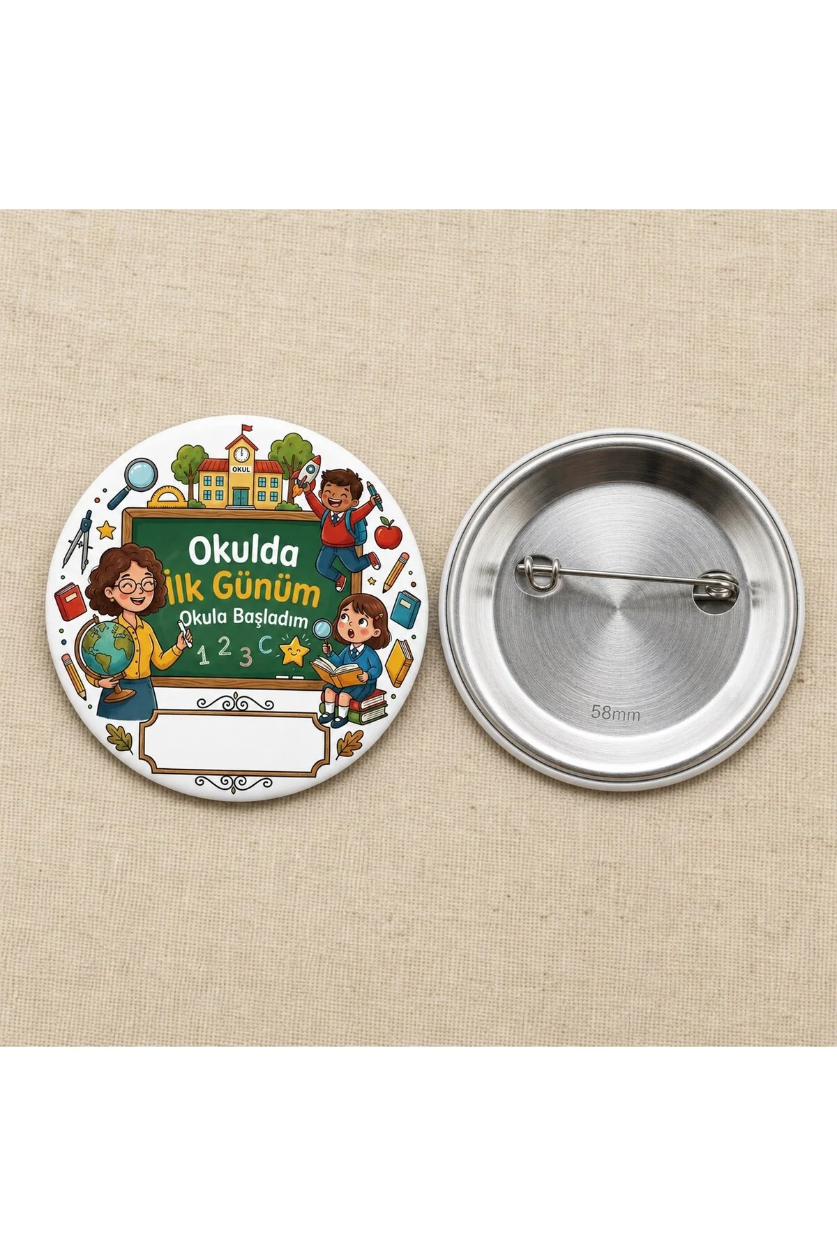 Okulda İlk Günüm - Mini - Okul ve Öğrenci Temalı 58mm İğneli Metal Buton Rozet