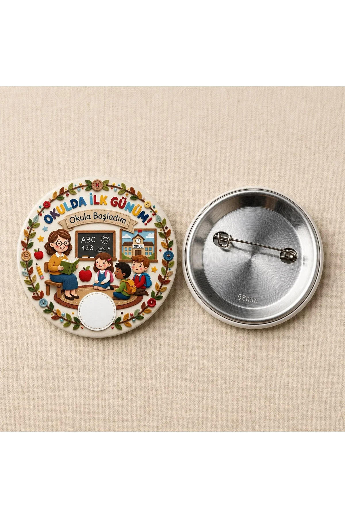 Okulda İlk Günüm - Çiçekli Çerçeve - Okul ve Öğrenci Temalı 58mm İğneli Metal Buton Rozet