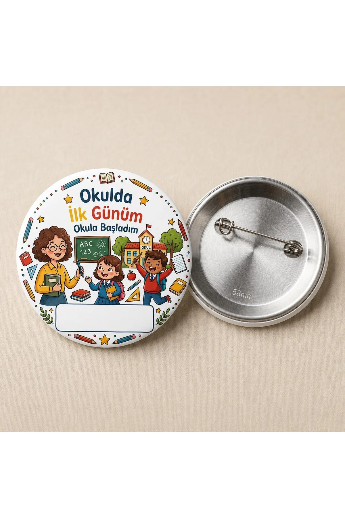 Okulda İlk Günüm - Klasik - Okul ve Öğrenci Temalı 58mm İğneli Metal Buton Rozet