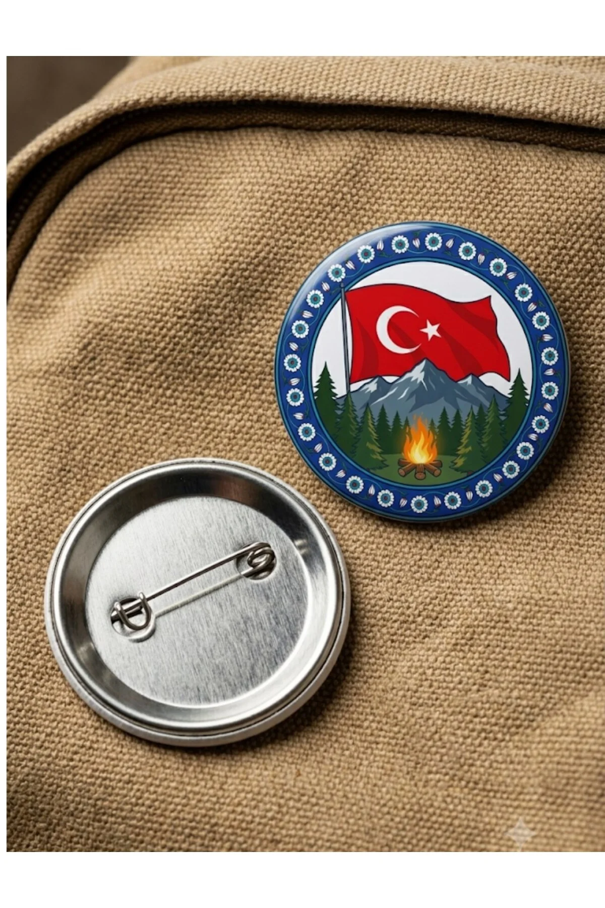 Karlı Dağlar Gece Çam Ormanı Kamp Ateşi ve Dalgalanan Türk Bayrağı 58mm Buton Rozeti