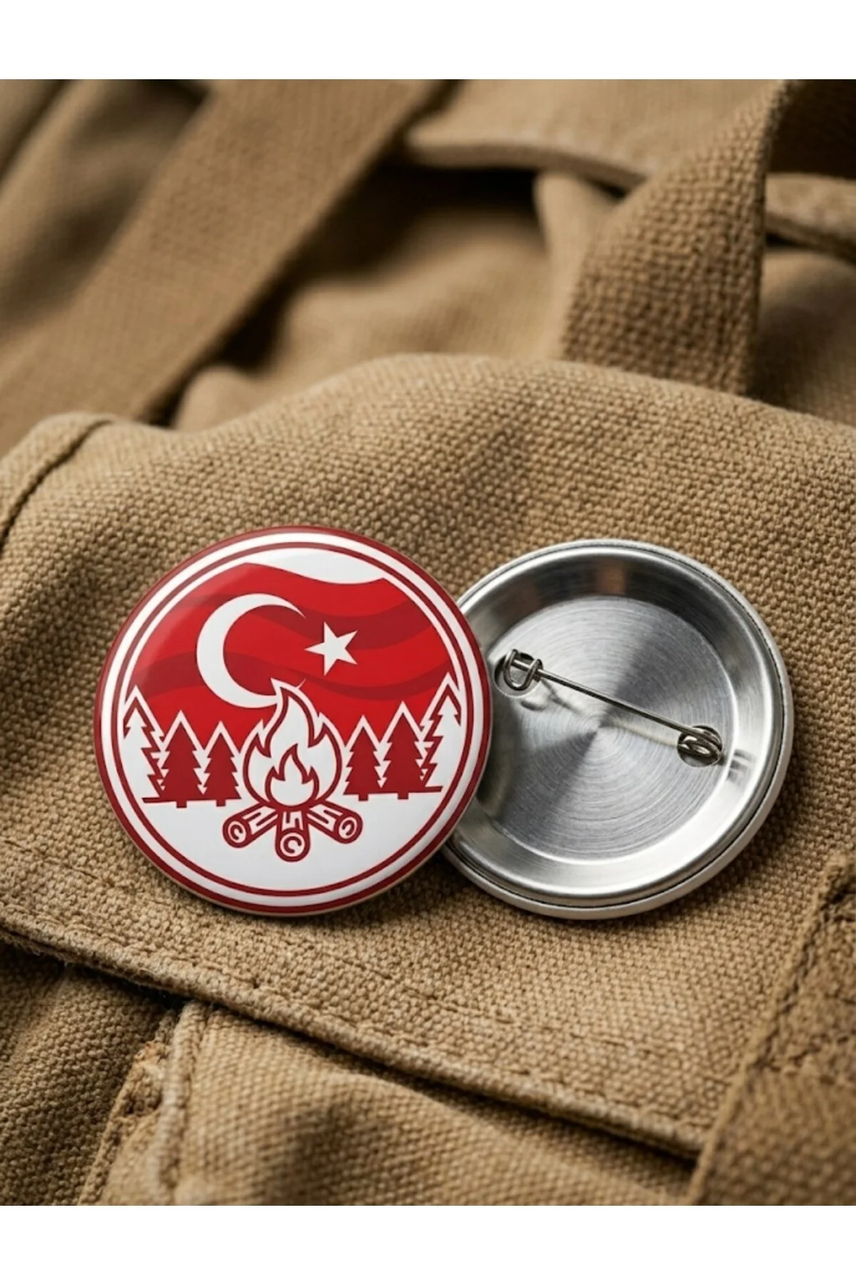 Kırmızı Beyaz Minimalist Ay Yıldız ve Karlı Çam Ormanı Kamp Ateşi 58mm Buton Rozeti