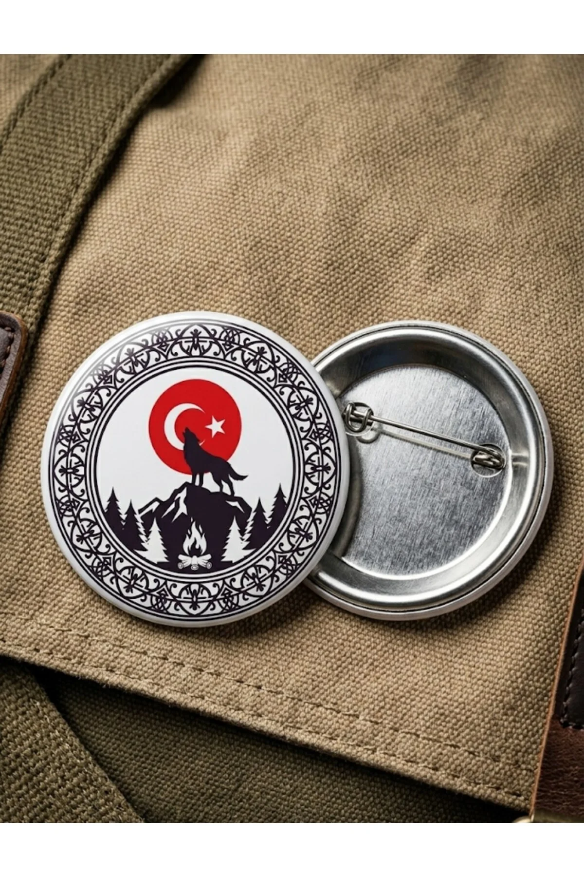 Kayalık Zirvede Uluyan Bozkurt Ay Yıldızlı Kırmızı Dolunay ve Çamlar 58mm Buton Rozeti