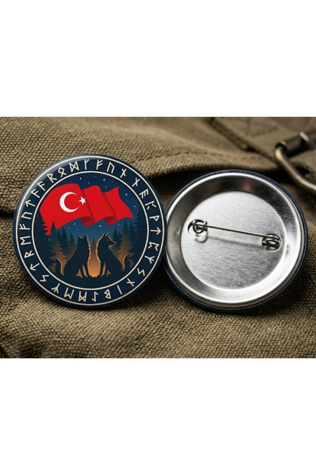 Geleneksel Türk Otağı Al Bayrak ve Bozkurt Silüeti Bozkır Manzaralı 58mm Buton Rozeti