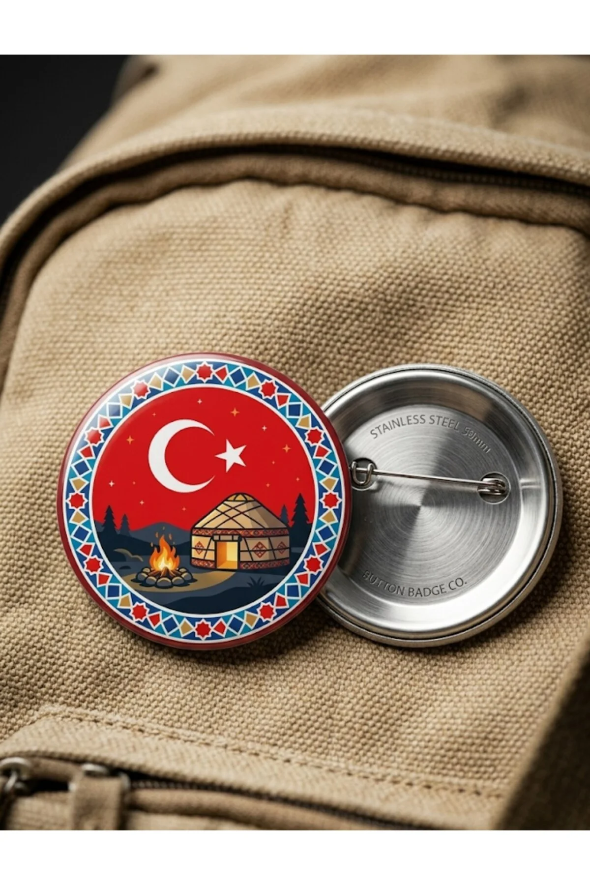 Geleneksel Türk Otağı Yurt Çadırı Kamp Ateşi ve Ay Yıldızlı Gece 58mm Buton Rozeti