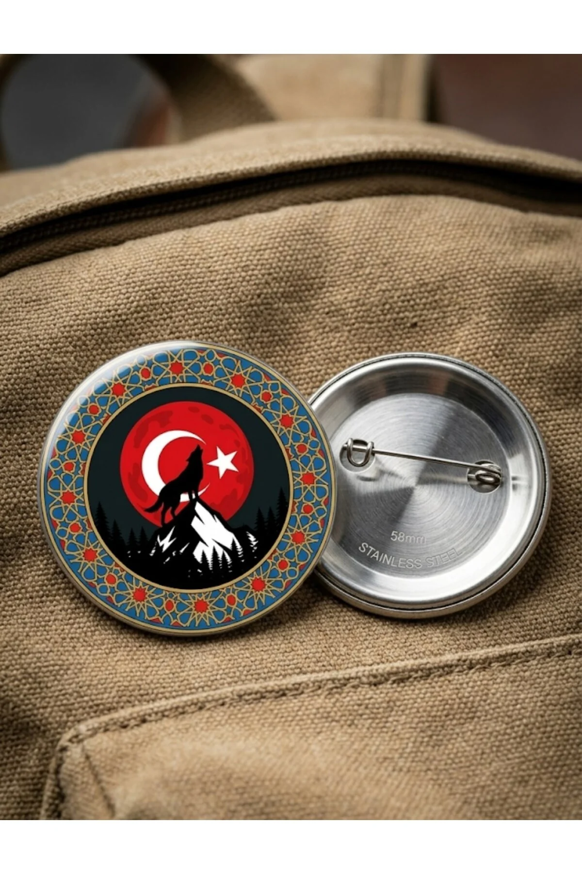 Çam Ormanında Kamp Çadırı Sıcak Kamp Ateşi ve Semaver Doğa Temalı 58mm Buton Rozeti