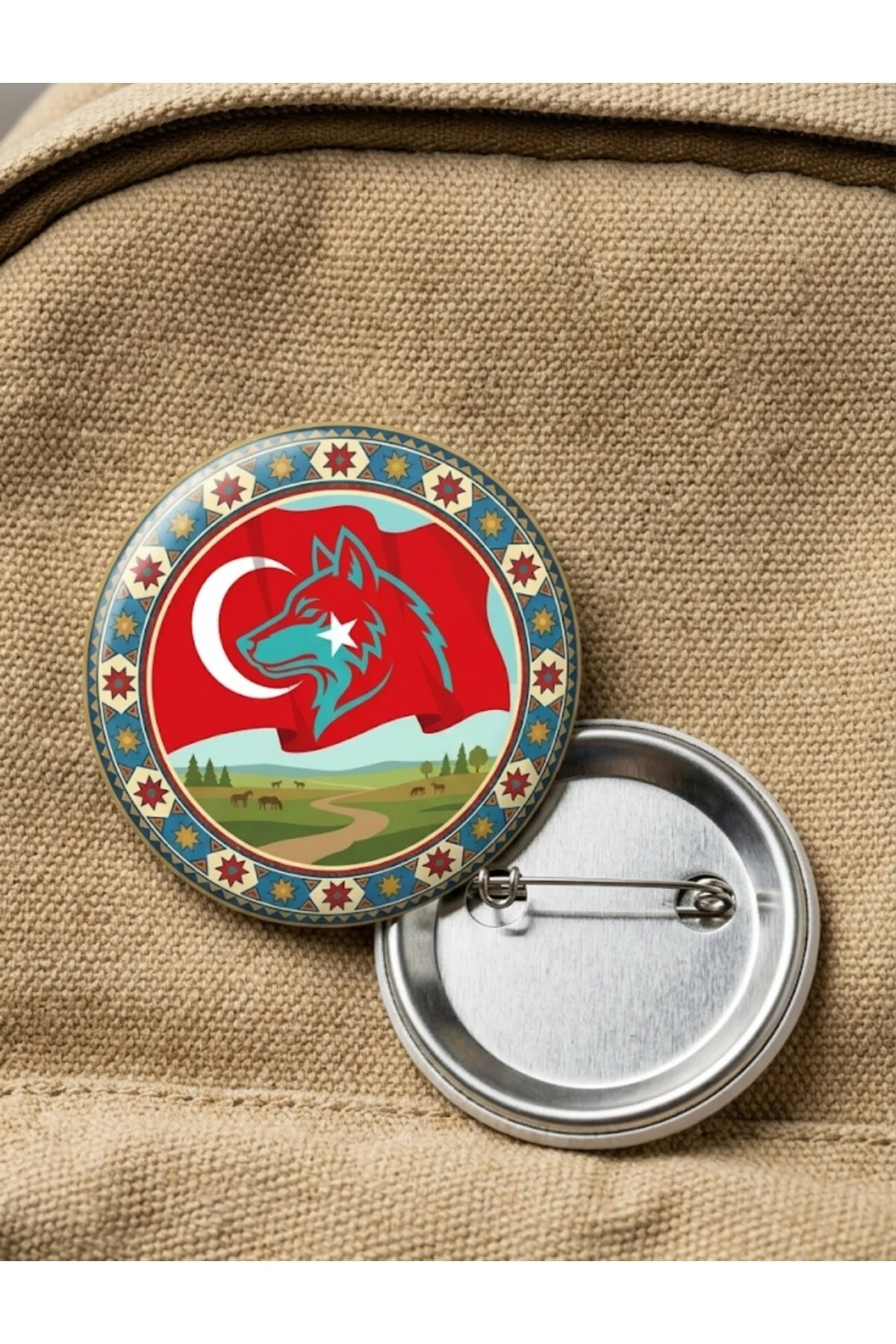 Dalgalanan Türk Bayrağı Dokusu Üzerinde Çizgisel Bozkurt ve Dağ Manzaralı 58mm Buton Rozeti