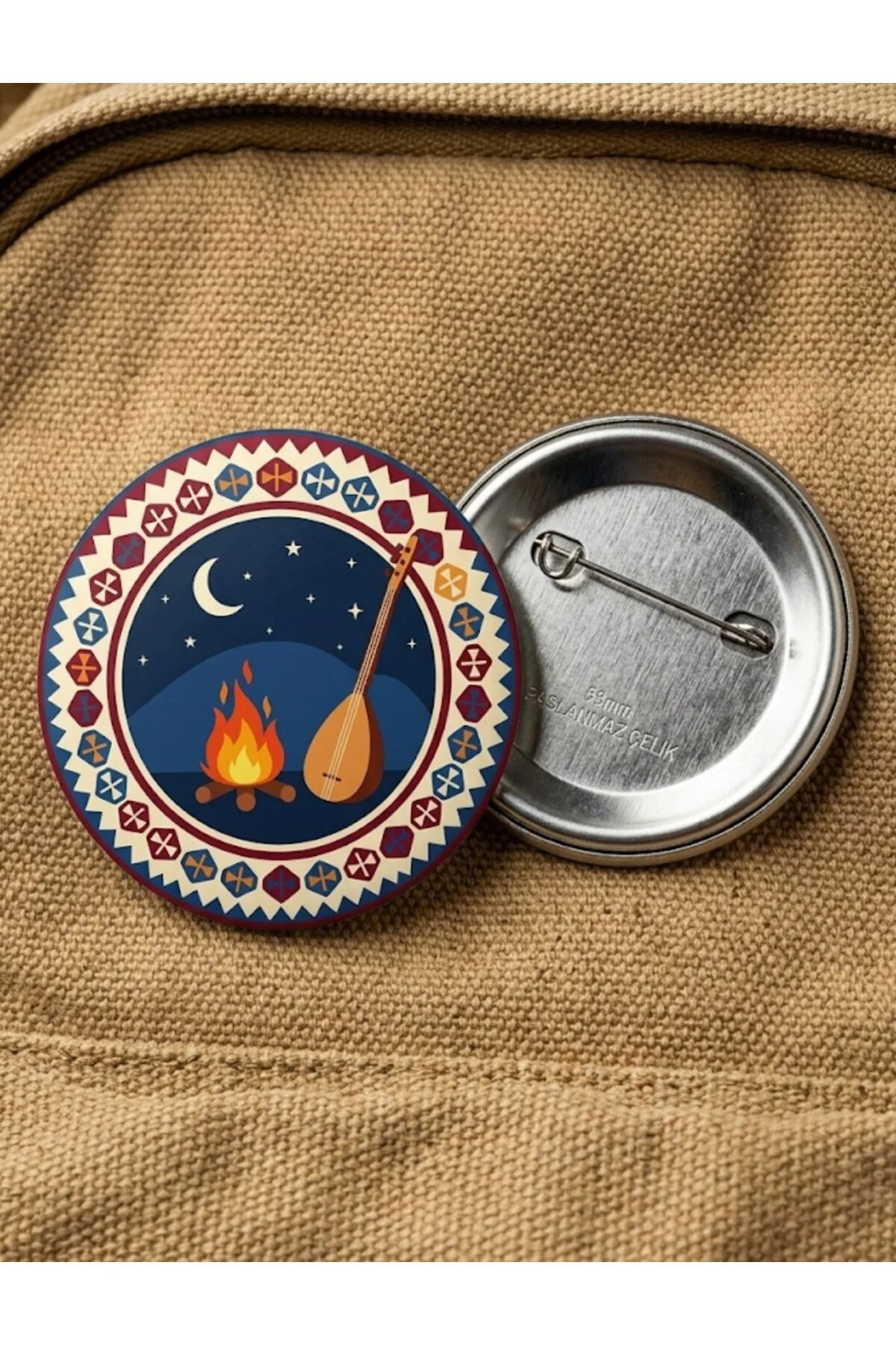 Gece Kamp Ateşi Türk Halk Müziği Bağlama Saz ve Hilal Yıldız Motifli 58mm Buton Rozeti - Fikart