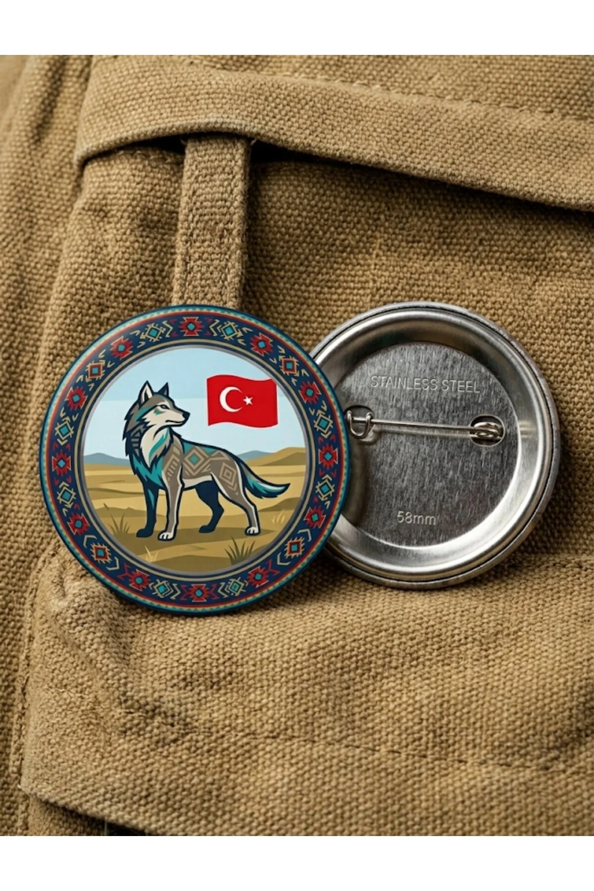 Bozkırda Asil Bozkurt ve Dalgalanan Al Bayrak Göktürk Bordürlü 58mm Buton Rozeti