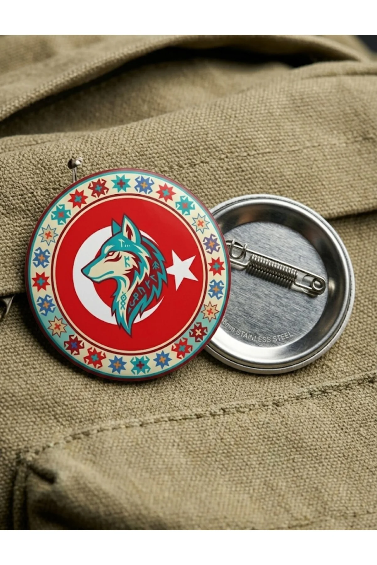 Ay Yıldız İçinde Bozkurt Başı Geleneksel Anadolu Kilim Motifli 58mm Buton Rozeti