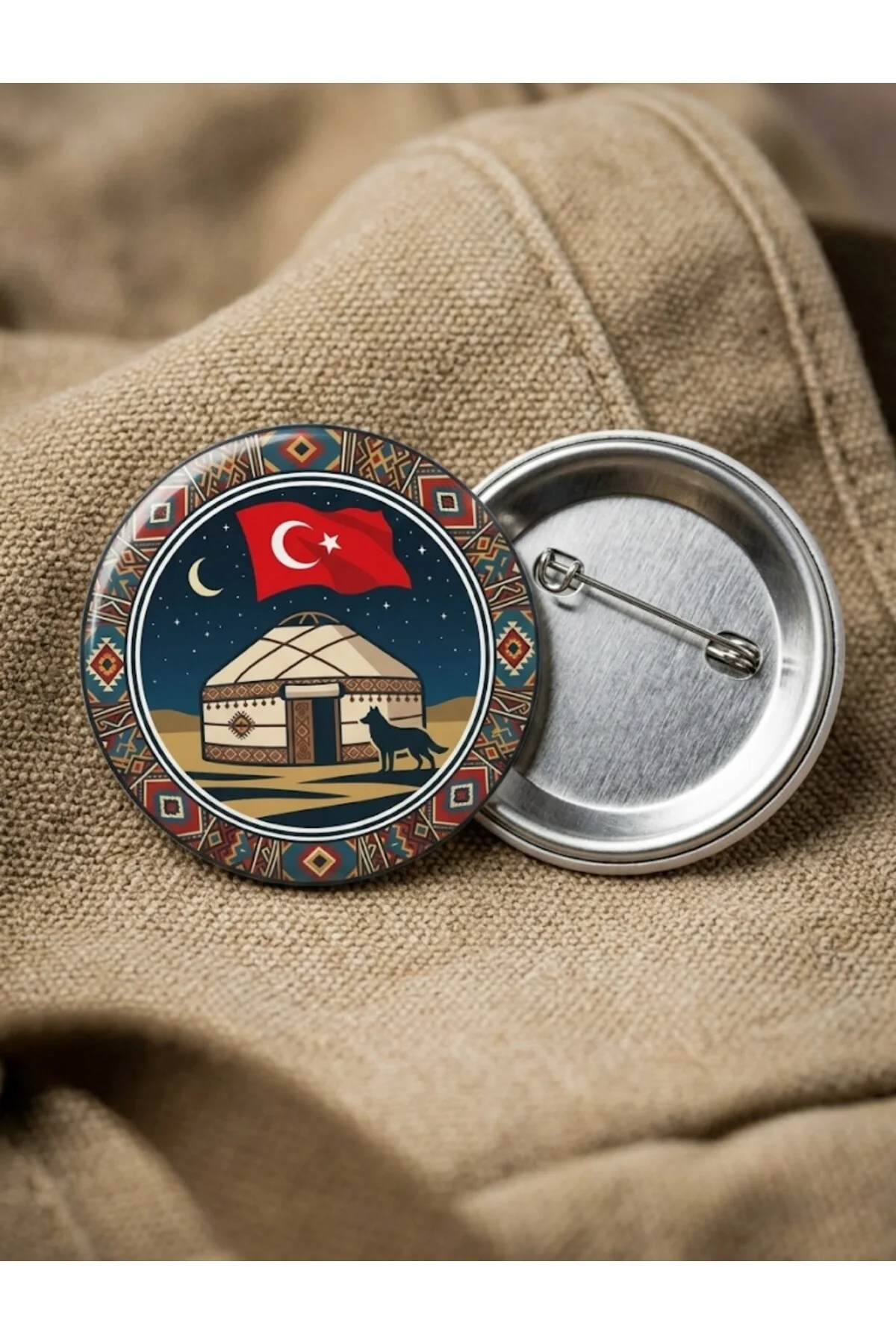 Gece Çam Ormanında Yanan Kamp Ateşi ve Bozkurt Silüeti 58mm Buton Rozeti