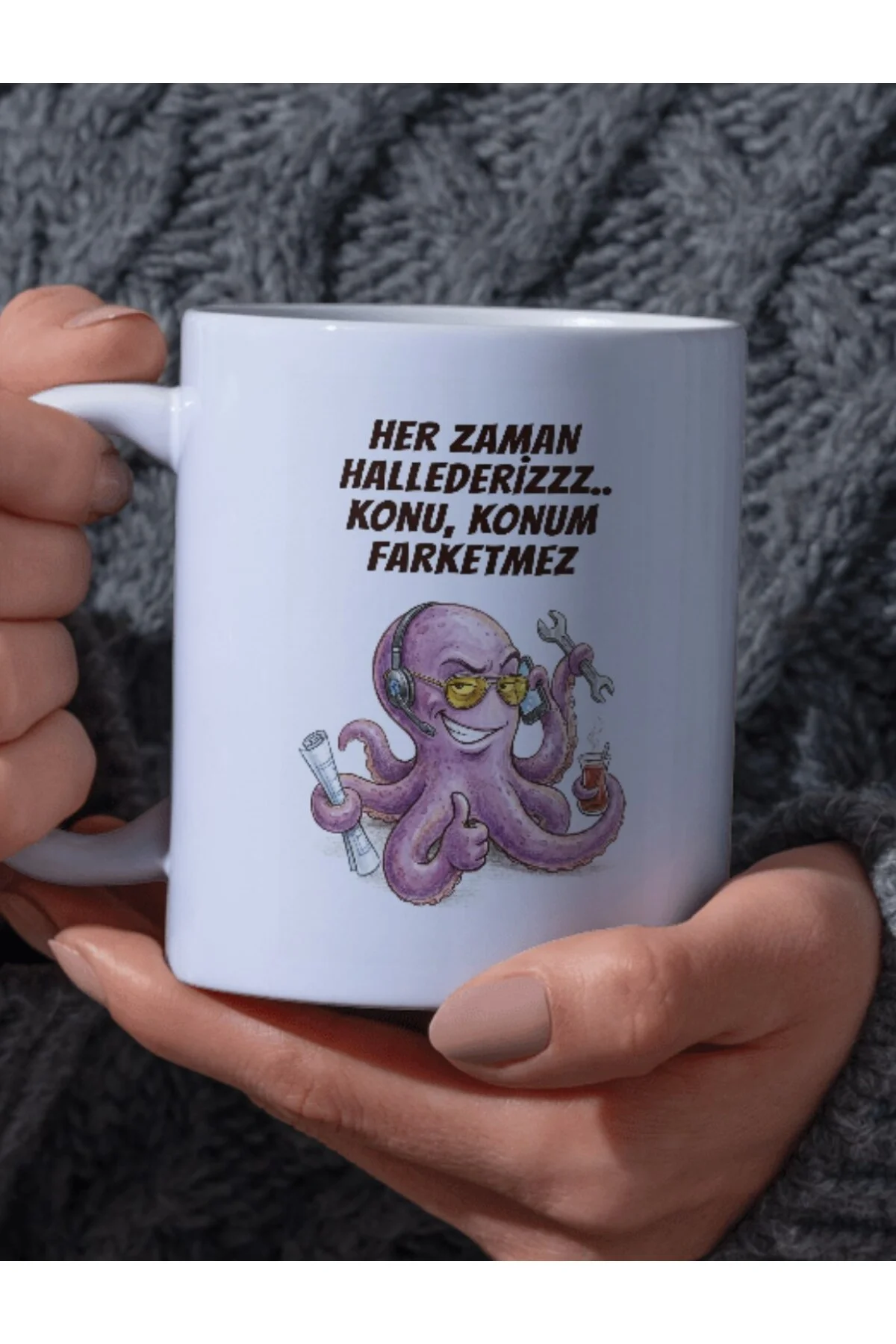 "HER ZAMAN HALLEDERİZZZ.. KONU, KONUM FARKETMEZ" Yazılı Becerikli Ahtapot Tasarımlı Kupa - Fikart Görsel 2