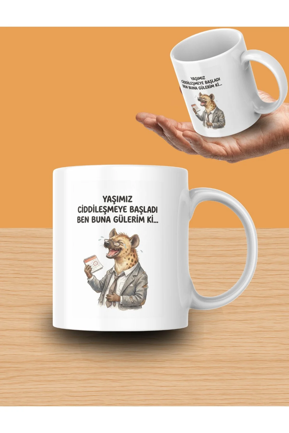 "Yaşımız Ciddileşmeye Başladı Ben Buna Gülerim Ki..." Yazılı Gülen Sırtlan Tasarımlı Kupa
