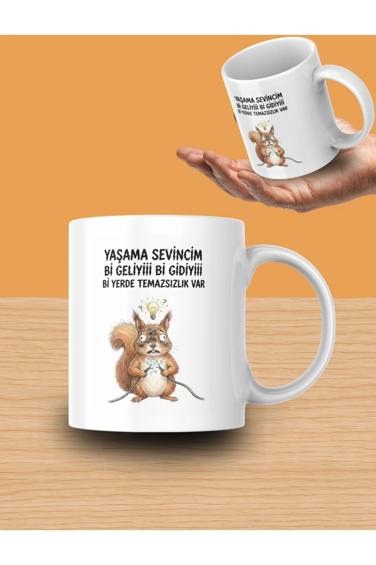 "Yaşama Sevincim Bİ Geliyiii Bİ Gidiyiii Bİ Yerde Temassızlık Var" Yazılı Şaşkın Sincap Tasarımlı Ku