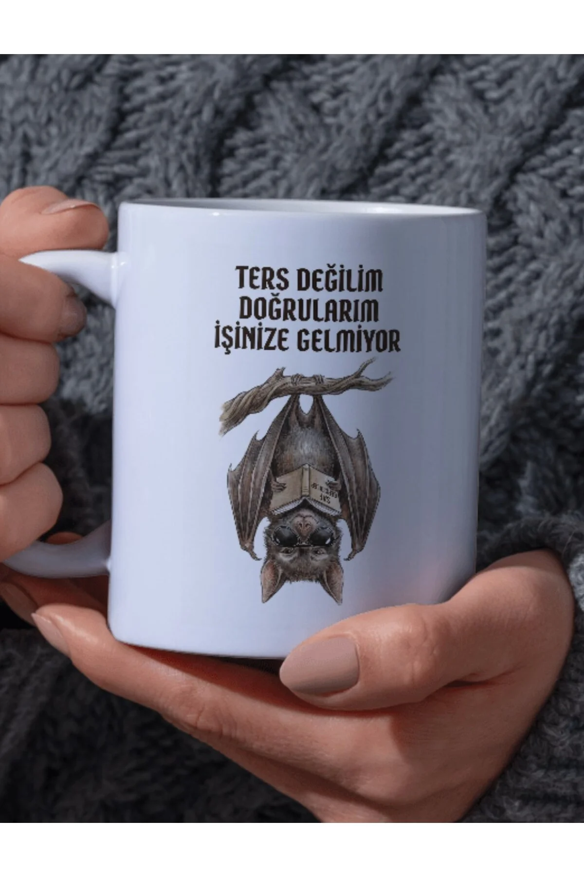 "Ters Değilim Doğrularım İşinize Gelmiyor Yazılı Ters Duran Yarasa Tasarımlı Kupa - Fikart Görsel 2