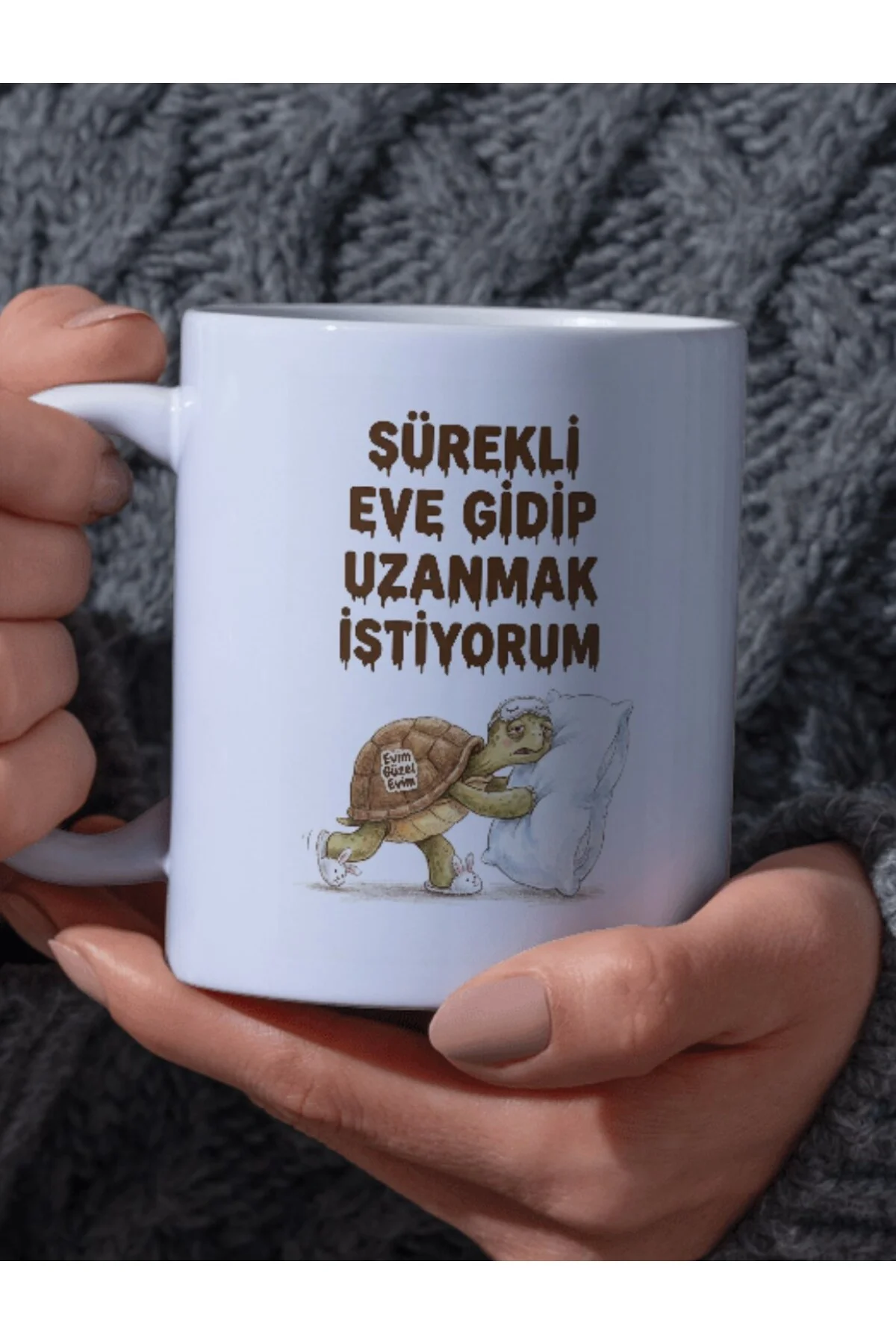 "Sürekli Eve Gidip Uzanmak İstiyorum" Yazılı Yastıklı Uykucu Kaplumbağa Tasarımlı Kupa - Fikart Görsel 2