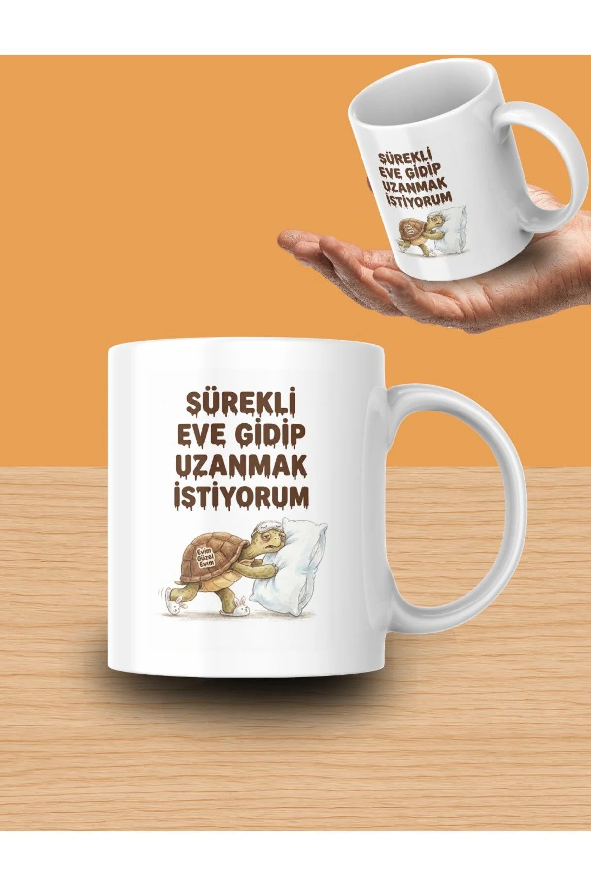 "Sürekli Eve Gidip Uzanmak İstiyorum" Yazılı Yastıklı Uykucu Kaplumbağa Tasarımlı Kupa