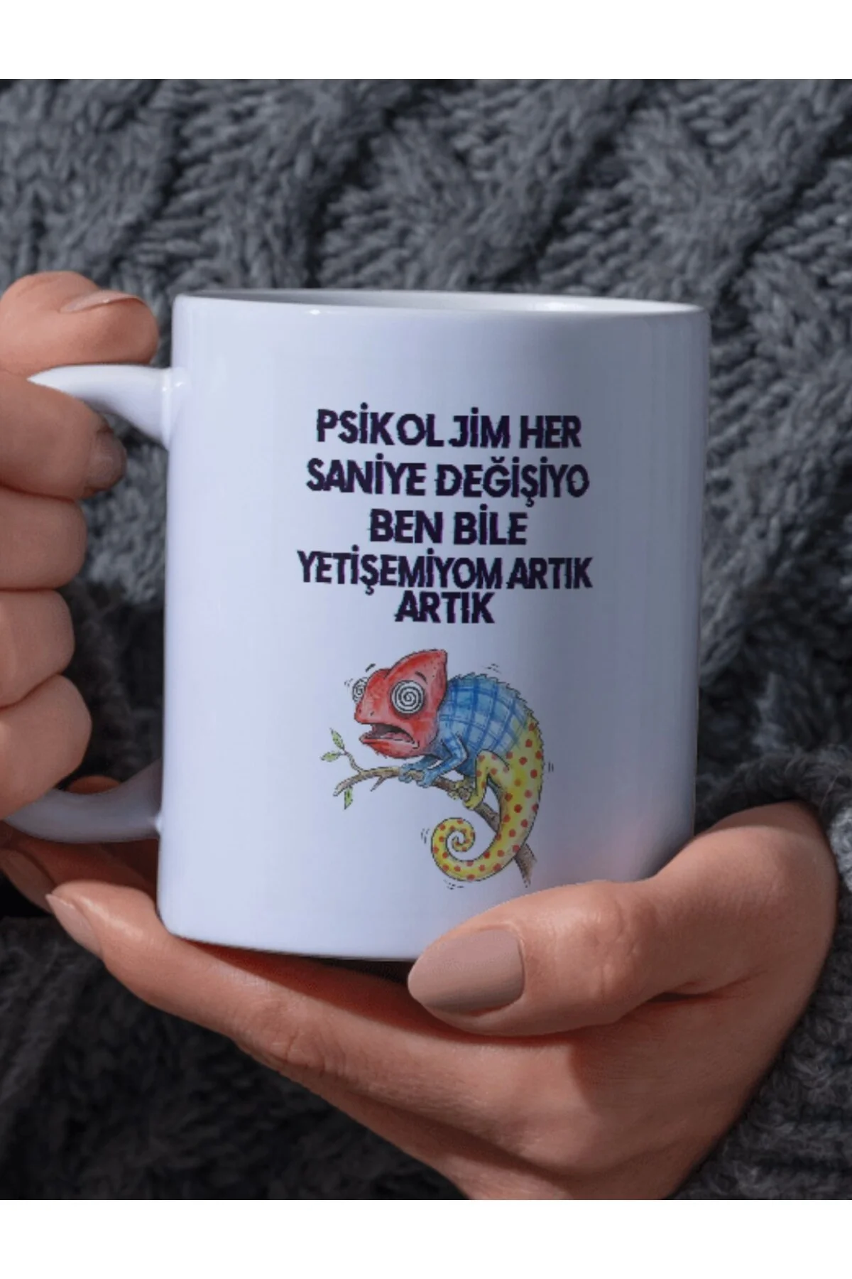 "Psikolojim Her Saniye Değişiyo Ben Bile Yetişemiyom Artık Yazılı Şaşkın Bukalemun Tasarımlı Kupa - Fikart Görsel 2
