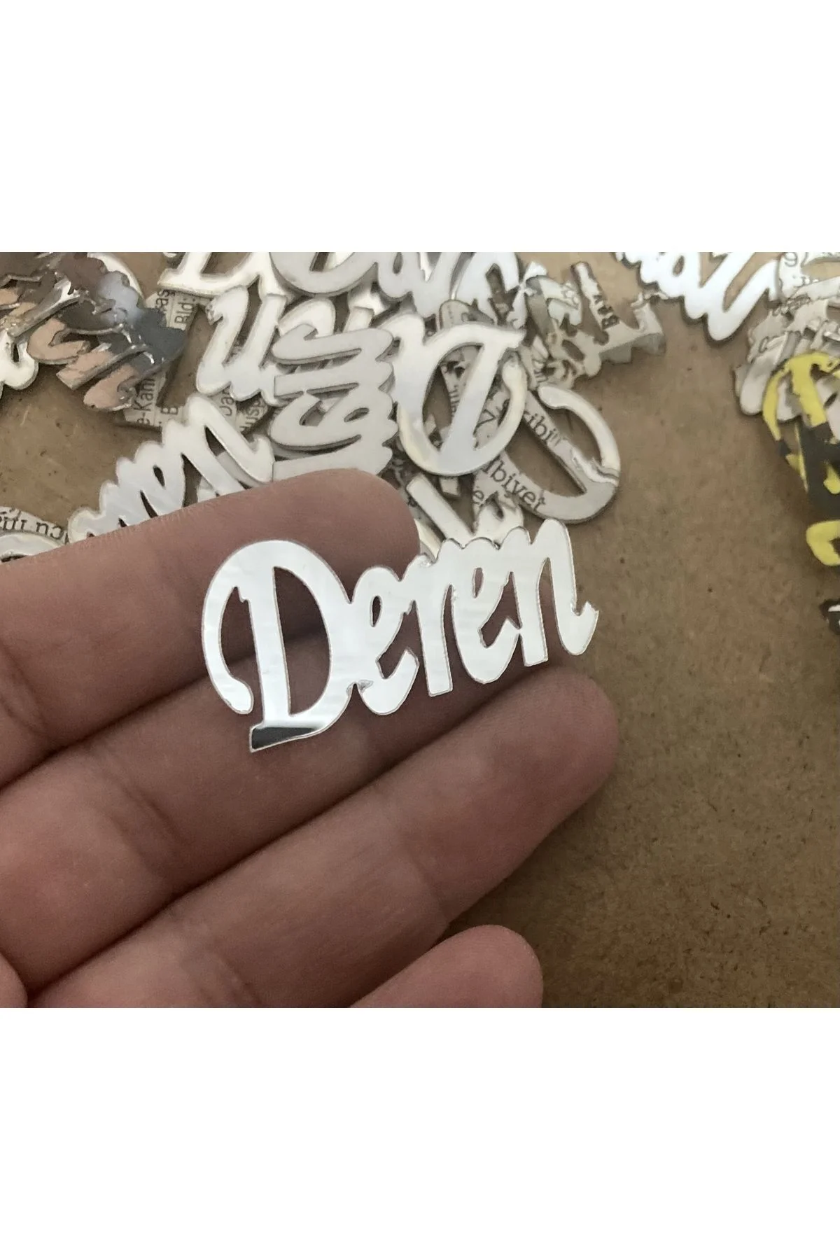 25 ADET 4x2 cm PLEKSİ İSİM ARKASI BANTLIDIR