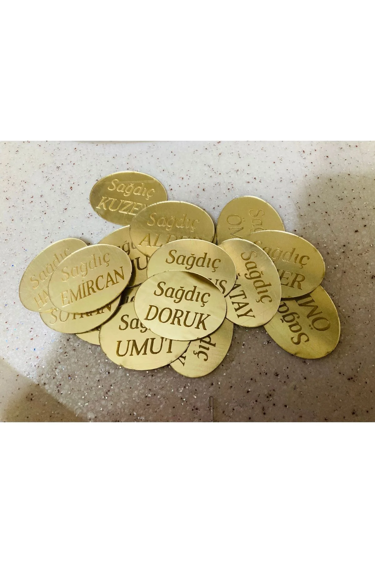 10 ADET TEK TEK AYRI İSİMLİ 4x3 CM ARKASI BANTLI PLEKSİ GOLD YADA GÜMÜŞ İSİM PLEKSİ ETİKET