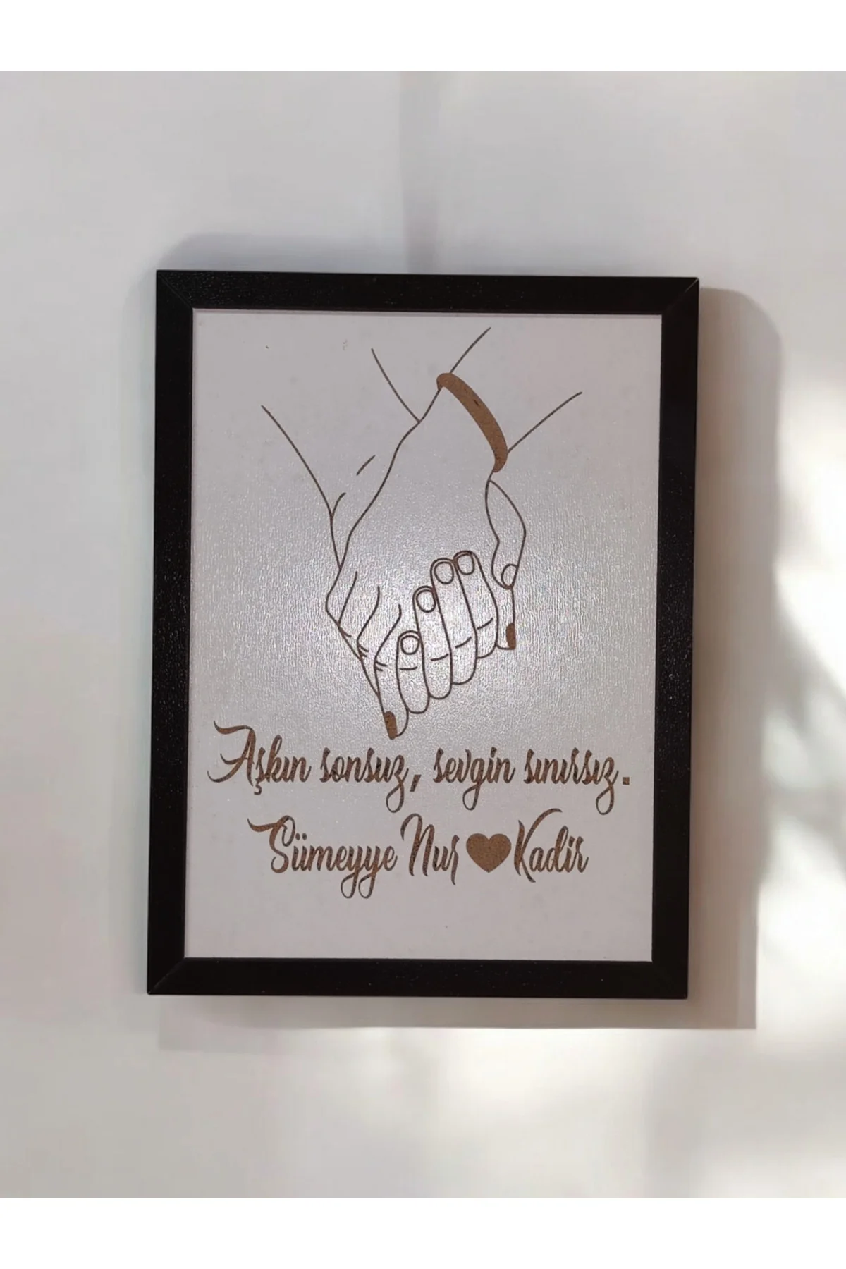 Kişiye Özel Ahşap Tablo – İsimli ve Sevgi Sözlü MDF Çerçeveli Dekoratif Duvar Tablosu (20x15 cm)