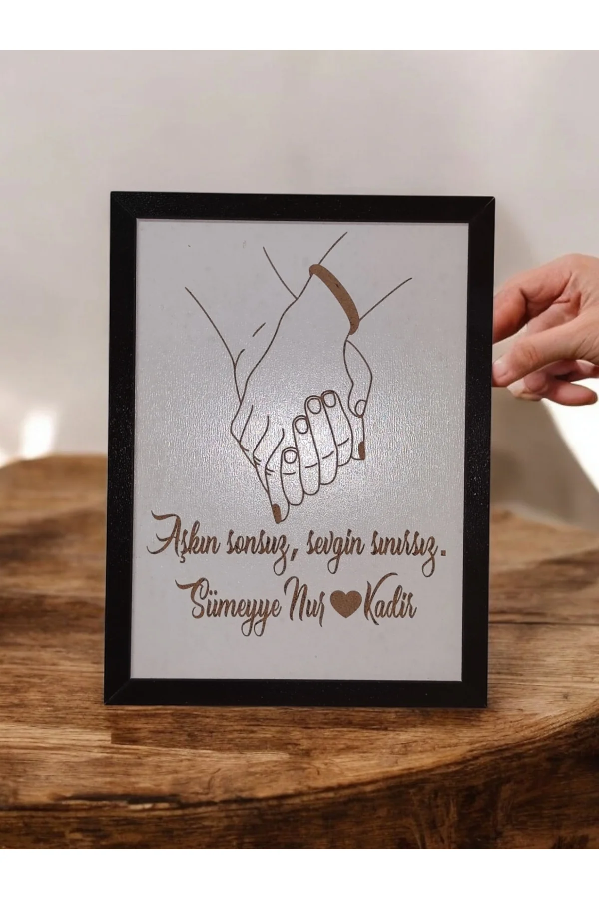 Kişiye Özel Ahşap Tablo – İsimli ve Sevgi Sözlü MDF Çerçeveli Dekoratif Duvar Tablosu (20x15 cm) - Fikart Görsel 2