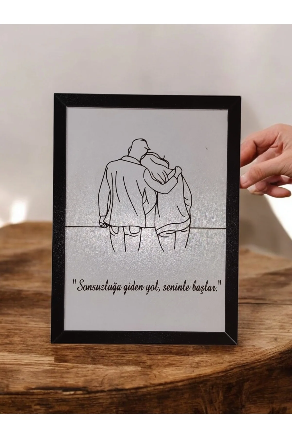Kişiye Özel Ahşap Tablo – İsimli ve Sevgi Sözlü MDF Çerçeveli Dekoratif Duvar Tablosu (20x15 cm)