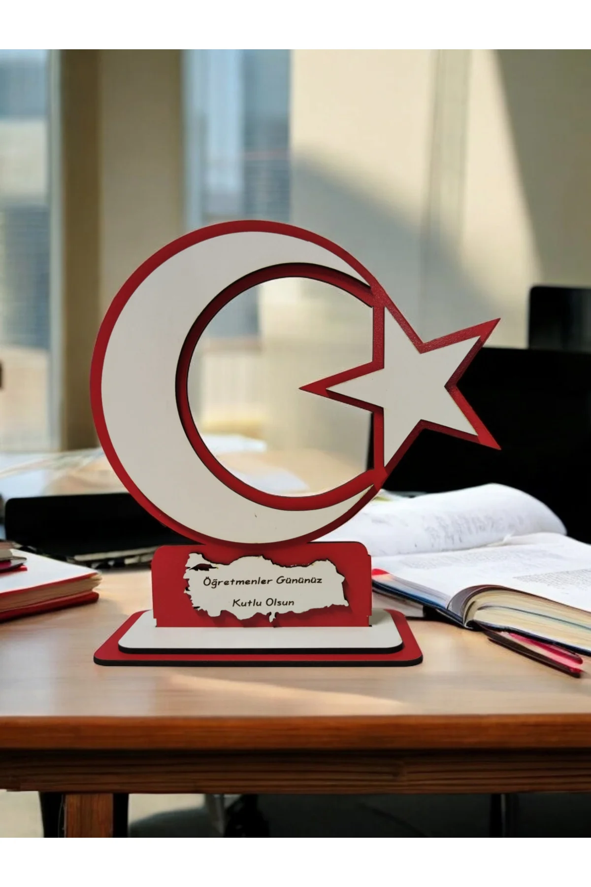 Öğretmenler gününe özel Türk Bayragı figürlü masaüstü plaket