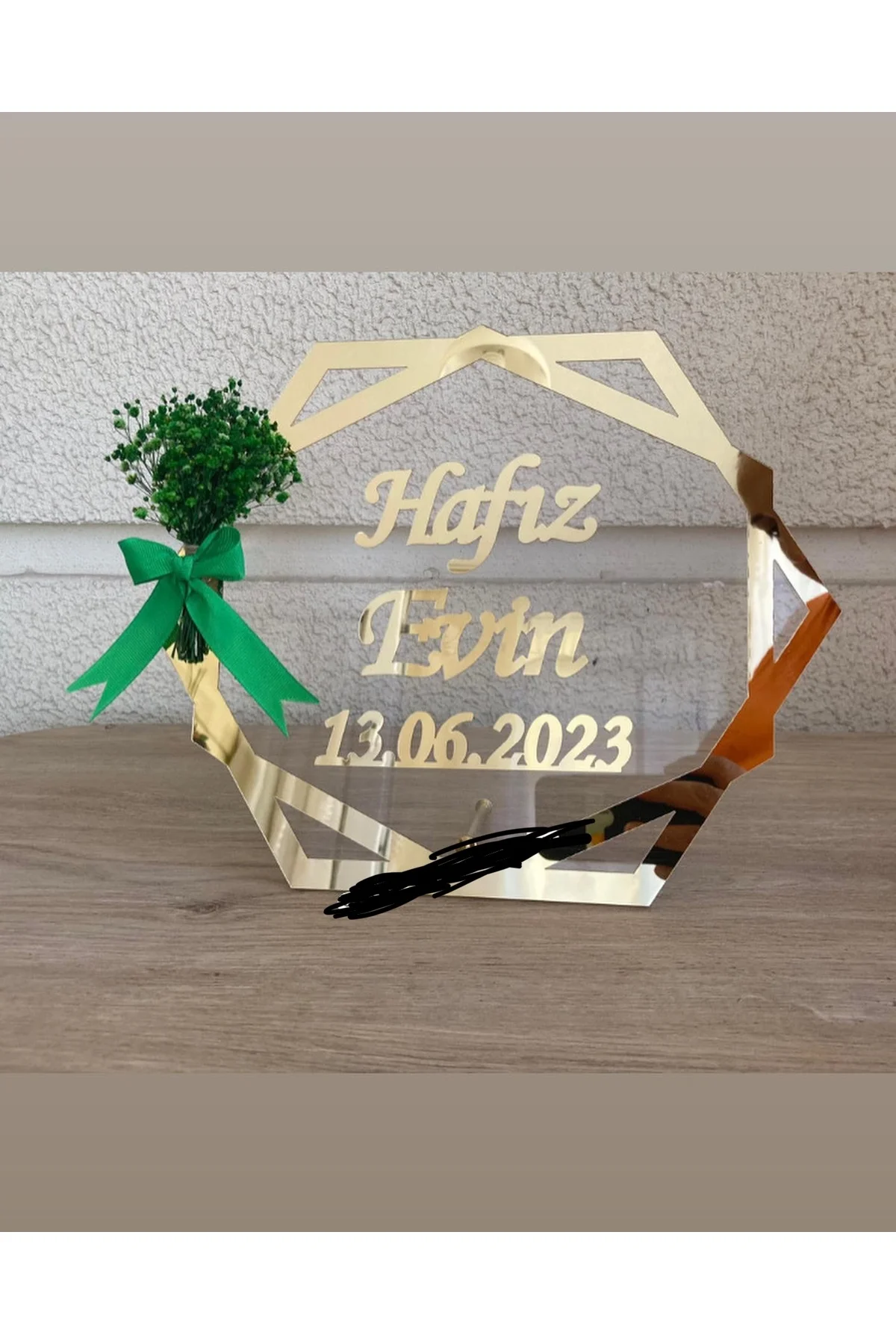ALTIGEN DESENLİ ÇİÇEKLİ SÜSLÜ ŞEFFAF PLEKSİ MASA İSİMLİĞİ HAFIZLIK MASA İSİMLİĞİ