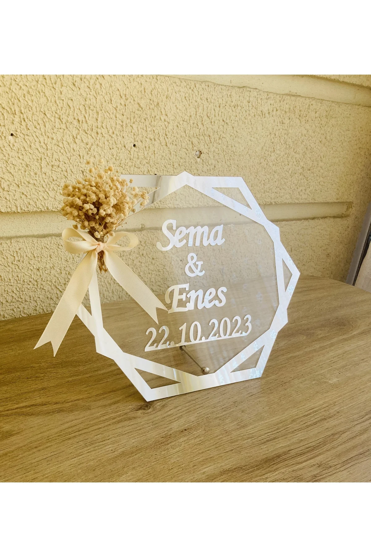 30 CM ŞEFFAF PLEKSİ MASA ISIMLİĞİ ALTIGEN MASA İSİMLİĞİ GÜMÜŞ RENK ÇİÇEKLİ SÜSLÜ