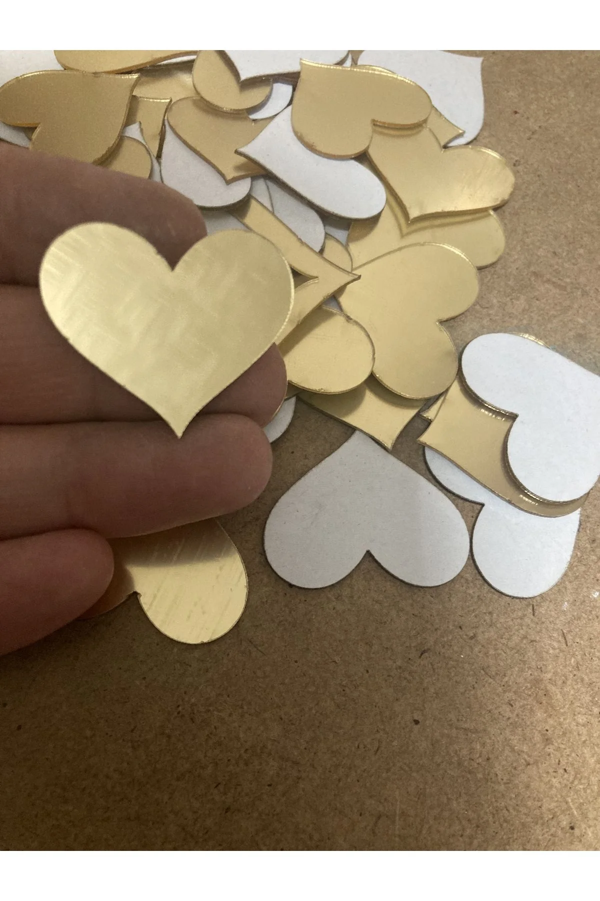 20 Adet 2.5 Cm Arkası Bantlı Pleksi Kalp Gold Renk Yazısız