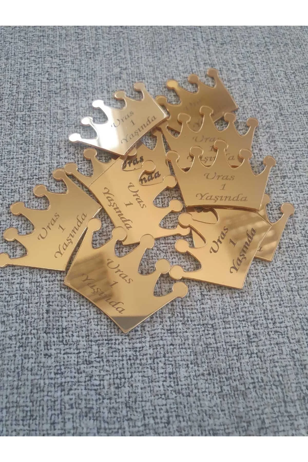 4x2,8 cm Taç Desen Pleksi Aynalı Gold İsimlik 30 Adet