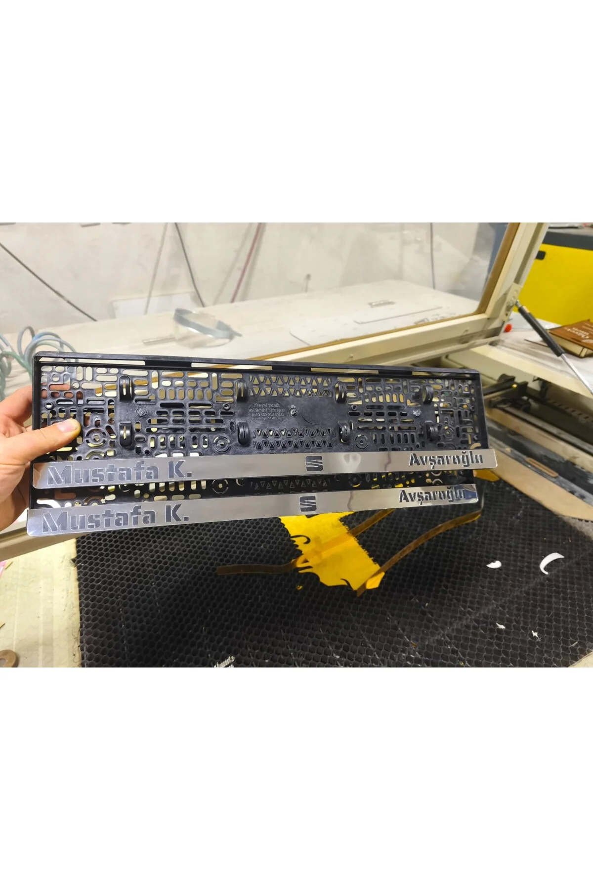 Kişiye Özel Tasarım Pleksi Plakalık - Gold ve Gümüş Seçenekli - İsim ve Logo Yazılı Lüks Oto