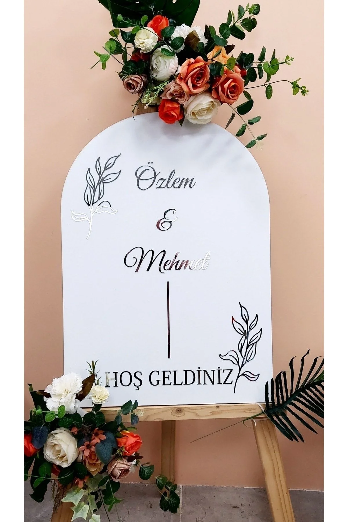 Kişiye Özel Beyaz Zemin Gümüş Pleksi Yazılı Karşılama Panosu